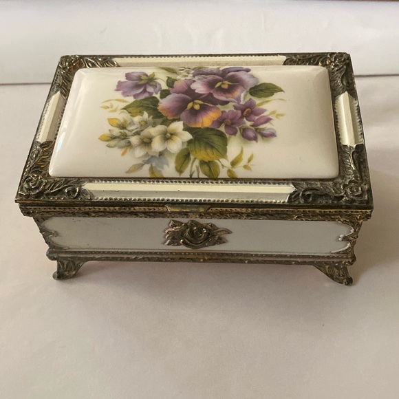 Beautiful Hand Painted Vintage Porcelain Music Box - Picture 1 of 10